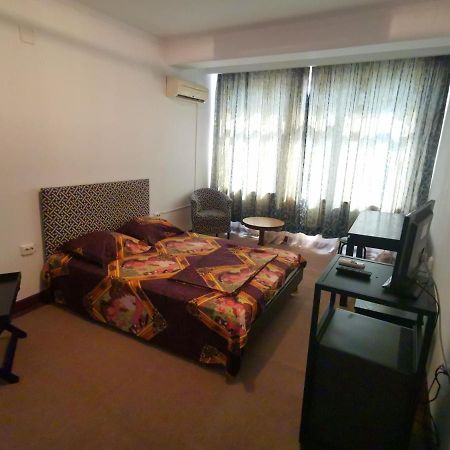 Hotel Dinastia Питещ Екстериор снимка