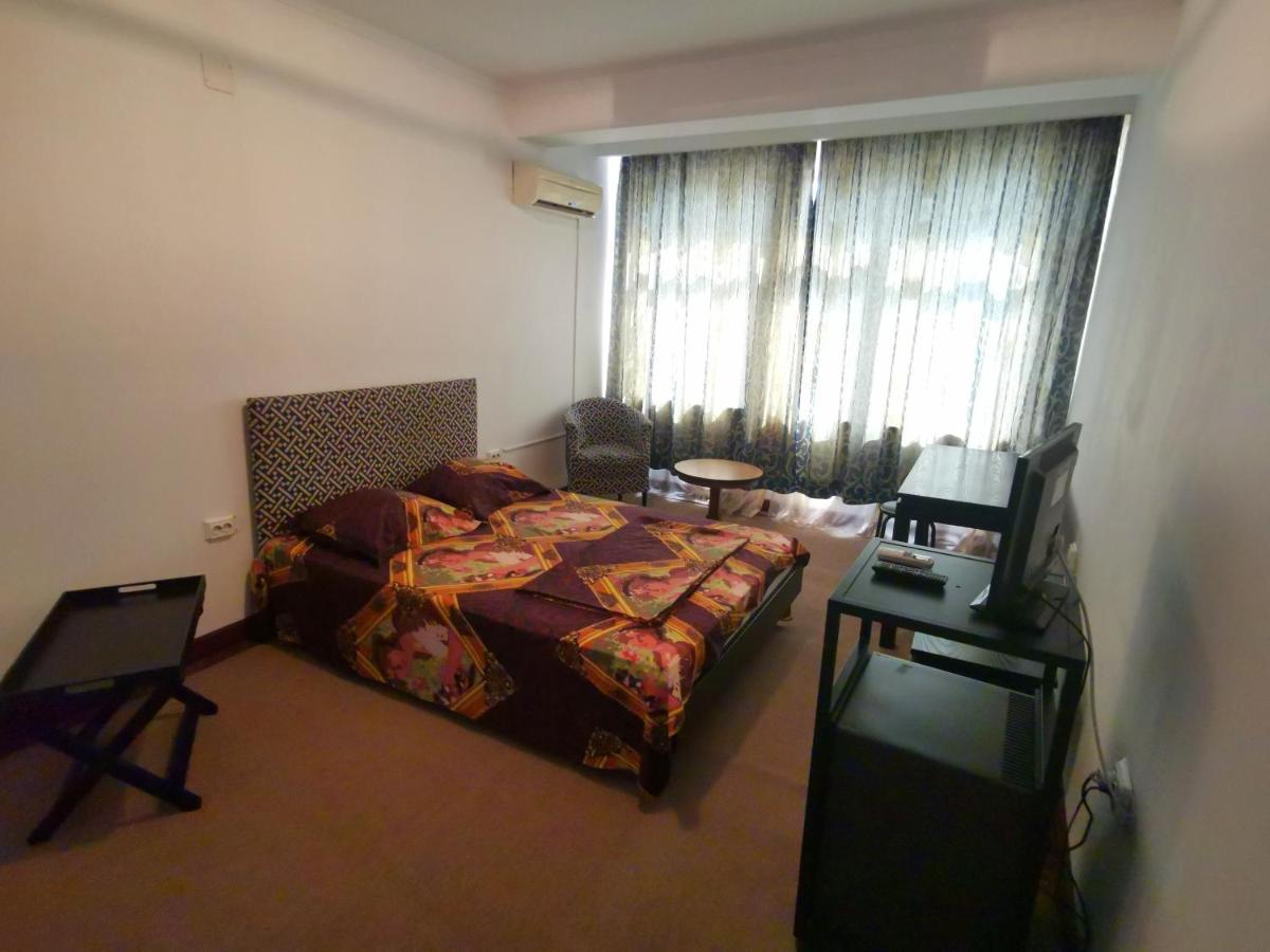 Hotel Dinastia Питещ Екстериор снимка