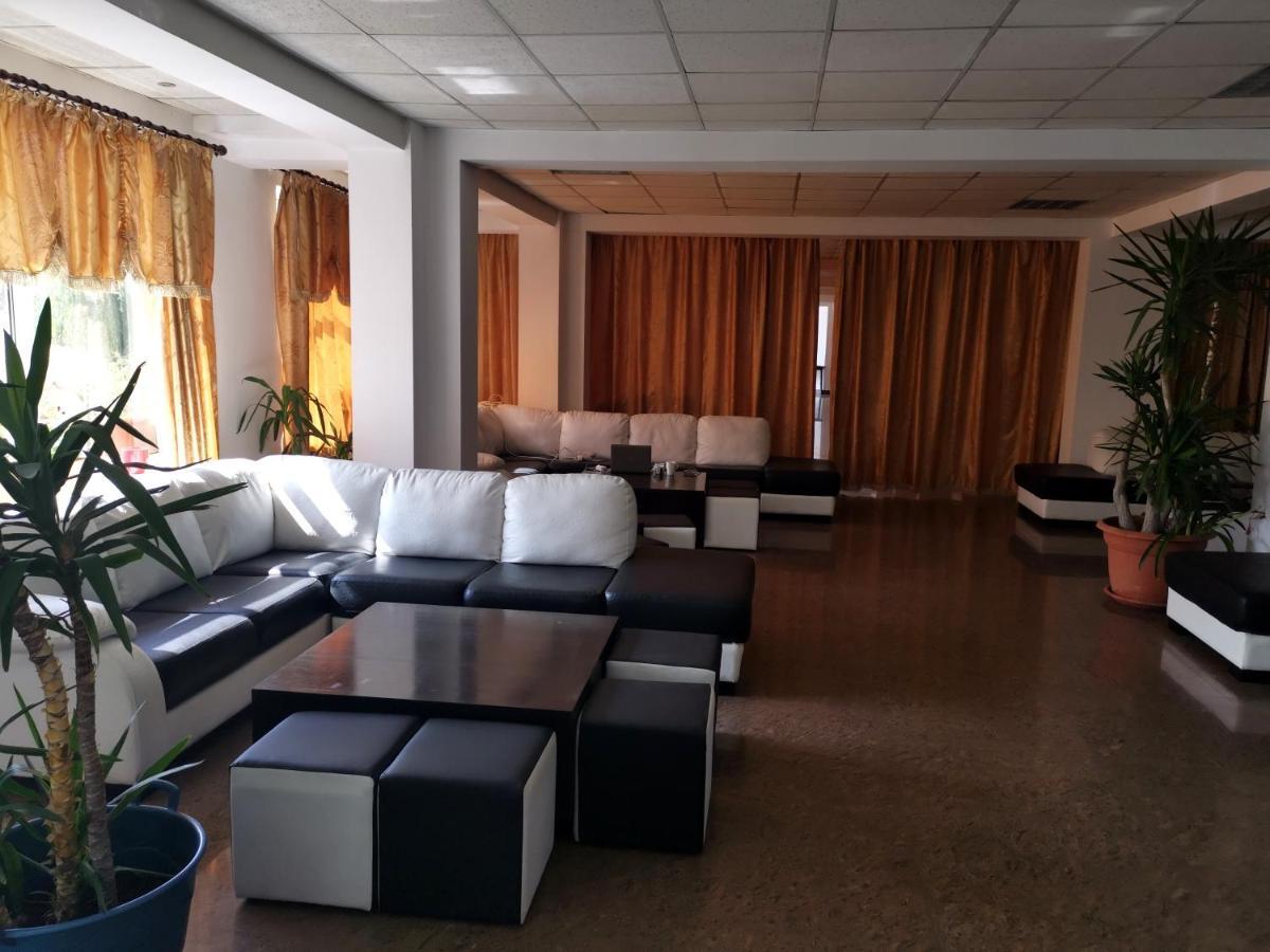 Hotel Dinastia Питещ Екстериор снимка