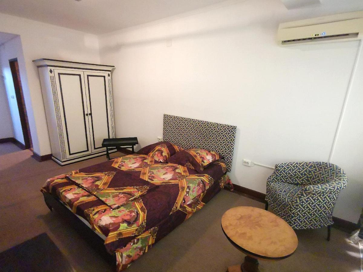 Hotel Dinastia Питещ Екстериор снимка