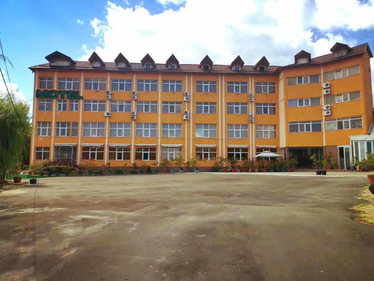 Hotel Dinastia Питещ Екстериор снимка