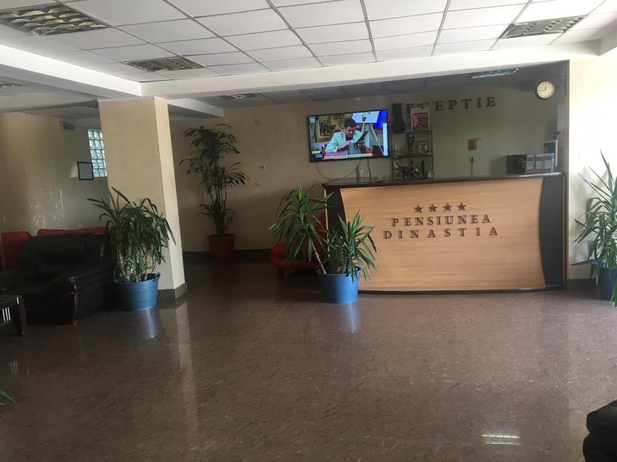 Hotel Dinastia Питещ Екстериор снимка