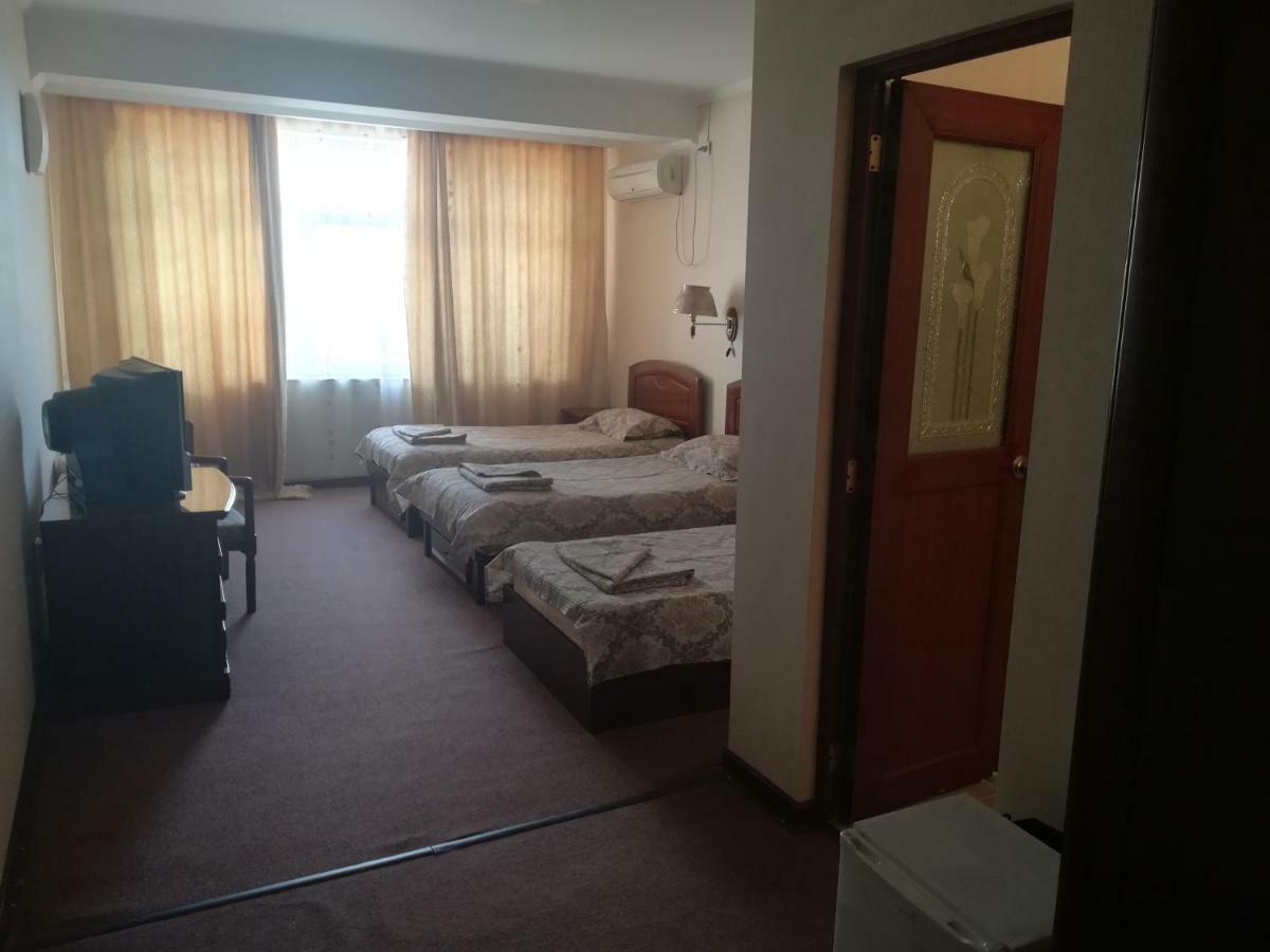 Hotel Dinastia Питещ Екстериор снимка